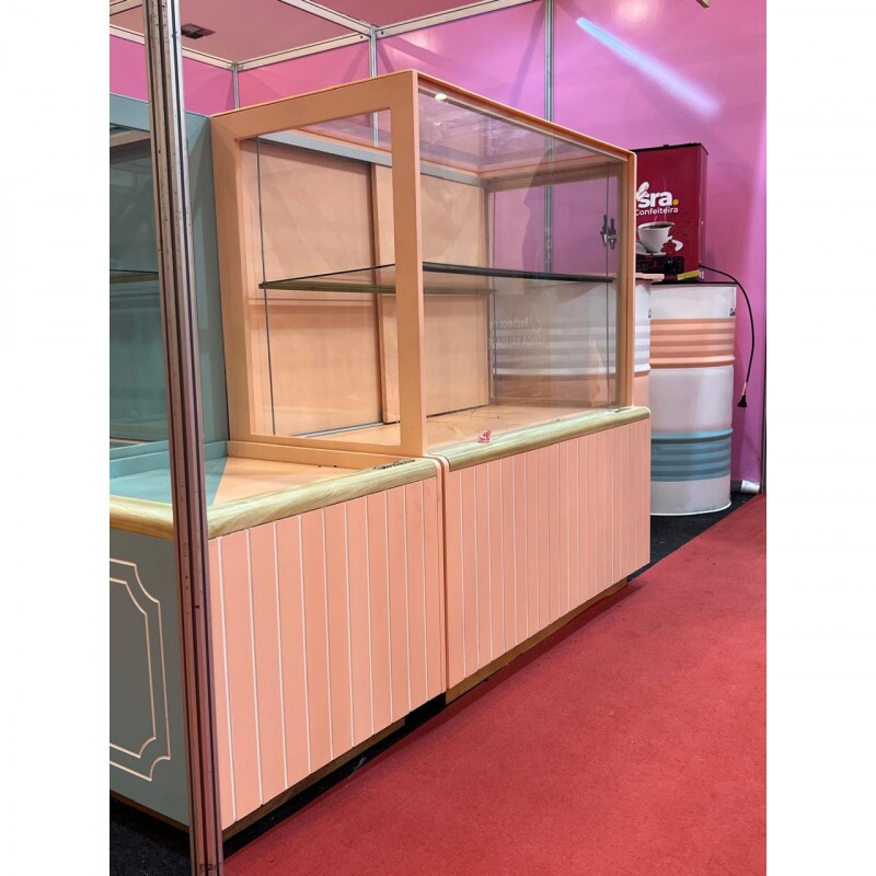 Balcão de Exposição de Confeitaria Rosa Bebê com Prateleiras de Vidro - Ormifrio
